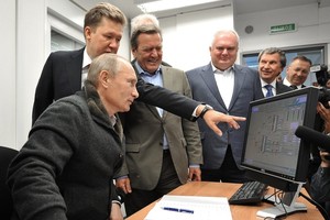 Tổng thống Nga Vladimir Putin đang dùng máy tính chạy Windows XP. Ảnh: Alexey Nikolsky.