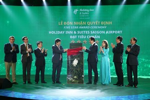 Ông Nguyễn Trùng Khánh - Tổng cục trưởng Tổng cục du lịch trao chứng nhận 5 sao cho Holiday Inn & Suites Saigon Airport.