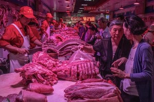 Một khu chợ bán buôn thịt lợn ở Bắc Kinh, Trung Quốc. Ảnh: NY Times.