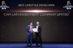 Ông Trần Trọng Dũng, Tổng giám đốc Cam Lâm Investment nhận giải thưởng tại Bangkok ngày 12/12/2019.