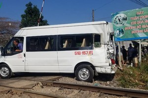 Ôtô cố tình vượt rào chắn gây tai nạn với tàu khách, 5 người bị thương
