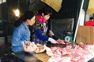 Giá thịt lợn tăng cao đột biến, chuẩn bị cán mốc 200.000 đồng/kg.