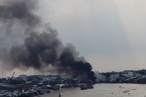 Ngọn lửa bốc cháy ngùn ngụt từ cơ sở sản xuất dầu,