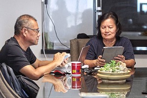 Lioh và Yea đôi khi nói chuyện qua tin nhắn điện thoại, cho dù ở cùng một nhà. Ảnh: The Star/Asia News Network.