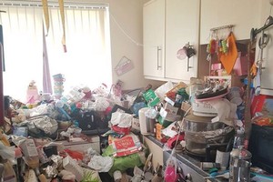 Người đàn ông bất ngờ khi mua phải ngôi nhà “ngập đầu” toàn rác