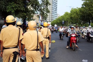 Người đi đường phải chấp hành theo hướng dẫn của lực lượng cảnh sát giao thông trong thời gian diễn ra bắn pháo hoa.