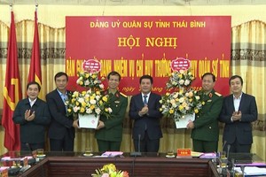 Lãnh đạo tỉnh Thái Bình chúc mừng Thiếu tướng Nguyễn Đức Dũng và Đại tá Nguyễn Ngọc Tuệ.