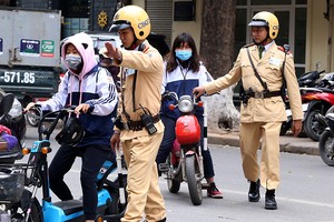 Cảnh sát giao thông Hà Nội trong một lần xử phạt người đi xe đạp điện vi phạm giao thông. Ảnh. Phương Sơn.