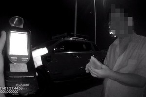 Tổ công tác kiểm tra nồng độ cồn của tài xế. Ảnh: Đức Thuận.