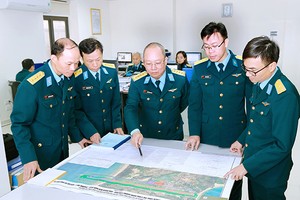 Đại tá, Tiến sĩ Nguyễn Bách Tùng (người đứng giữa).