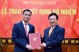 Phó Thủ tướng Phạm Bình Minh trao quyết định cho đồng chí Đặng Hoàng Giang.