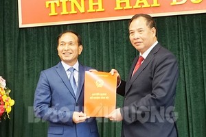 Bí thư Tỉnh ủy, Chủ tịch HĐND tỉnh Hải Dương Nguyễn Mạnh Hiển trao quyết định và chúc mừng đồng chí Lưu Văn Bản.
