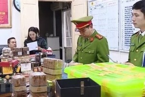 Số tang vật tại cơ quan công an. (Ảnh: TTXVN)