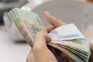 Bị gán 'thao túng tiền tệ' là rủi ro lớn, buộc Ngân hàng Nhà nước phải thận trọng khi muốn giảm giá VND.