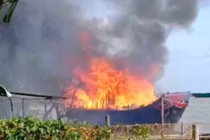 Chiếc tàu bốc cháy dữ dội. Ảnh: Người dân cung cấp.