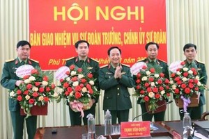 Thiếu tướng Trịnh Văn Quyết chúc mừng các cán bộ được điều động, bổ nhiệm.