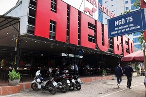 Một quán bia ở quận Cầu Giấy Hà Nội chỉ lác đác vài khách ghé. Ảnh: Anh Tú.