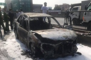 Chiếc xe biển xanh bị cháy trơ khung (Ảnh: Công an cung cấp).