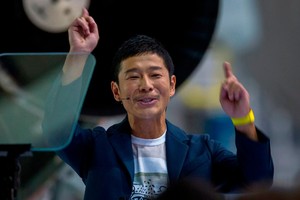 Tỷ phú Yusaku Maezawa.