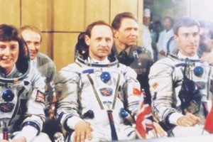 Helen Sharman (bìa trái) cùng hai phi hành gia là Anatoly Artsebarsky và Sergei Krikalev bay vào không gian vào năm 1991. Ảnh: BBC.