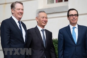 Bộ trưởng Tài chính Mỹ Steven Mnuchin (phải), Đại diện Thương mại Mỹ Robert Lighthizer (trái) và Phó Thủ tướng Trung Quốc Lưu Hạc tại vòng đàm phán thương mại tại Washington DC., ngày 10/10/2019. (Ảnh: AFP/TTXVN).