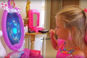 Bé Anastasia Radzinskaya.