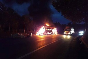 Ngọn lửa bùng phát, bao trùm toàn bộ chiếc xe. (Nguồn: baolamdong.vn).