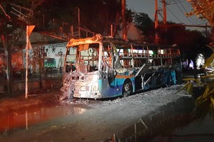 Xe khách bị cháy trơ khung vào tối 14/1.
