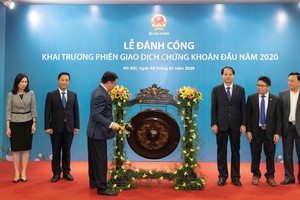 Nhà đầu tư Việt Nam đã bước đầu coi chứng khoán xanh như là một công cụ đầu tư mới
Trong ảnh: Bộ trưởng Bộ Tài chính Đinh Tiến Dũng đánh cồng khai trương phiên giao dịch đầu năm 2020.