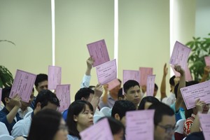 Bảo vệ cổ đông là đảm bảo đối xử công bằng giữa các cổ đông, bảo vệ quyền và lợi ích hợp pháp không bị chiếm đoạt bởi cổ đông lớn hoặc người quản lý công ty. Đây là cái gốc giúp các công ty phát triển bền vững