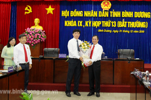 Ông Trần Văn Nam (bên phải) - Ủy viên Trung ương Đảng, Bí thư Tỉnh ủy, Trưởng Đoàn Đại biểu Quốc hội tỉnh tặng hoa chúc mừng ông Nguyễn Thanh Trúc - Ảnh binhduong.gov.vn