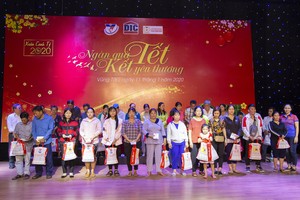 1.000 phần quà đã được trao tận tay cho các đối tượng chính sách trong chương trình “Ngàn quà Tết – Kết yêu thương năm 2020” ngày 11/1 vừa qua.