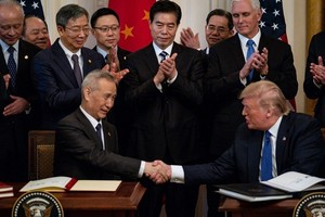Phó thủ tướng Trung Quốc Lưu Hạc (ngồi bên trái) và Tổng thống Mỹ Donald Trump (ngồi bên phải) ký thỏa thuận thương mại "giai đoạn một" ngày 15/1 tại Nhà Trắng. Ảnh: New York Times.