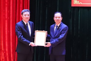 Đồng chí Trịnh Văn Chiến, Ủy viên Trung ương Đảng, Bí thư Tỉnh ủy, Chủ tịch HĐND tỉnh trao Quyết định cho đồng chí Lê Anh Xuân.