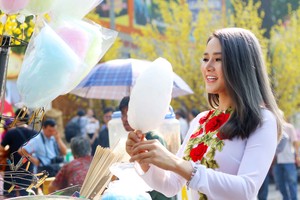 Thiếu nữ Sài Gòn đón xuân cùng tà áo dài truyền thống