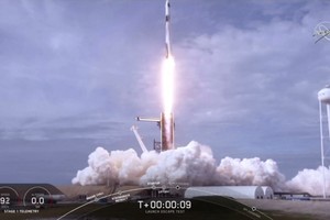 Thử nghiệm của Elon Musk: Tên lửa Falcon 9 nổ tung như pháo hoa giữa không trung