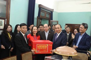 Thủ tướng tặng quà Tết cho cán bộ, nhân viên Khu Di tích Chủ tịch Hồ Chí Minh tại Phủ Chủ tịch. Ảnh: VGP/Quang Hiếu.