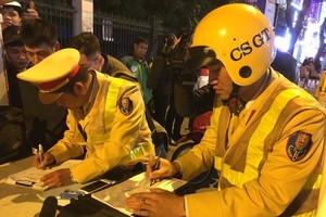 Hình ảnh lực lượng CSGT ra quân xử lý người vi phạm giao thông đường bộ (Ảnh: Nguyễn Trường).