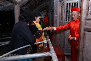 Người dân và du khách nhận lương năm 2019. (Ảnh: Minh Quyết/TTXVN).