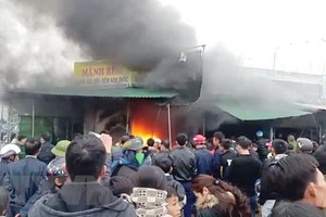 Hiện trường vụ cháy chợ Phủ Diễn. (Ảnh: TTXVN).