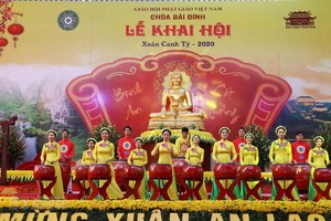 Màn biểu diễn trống hội đặc sắc tại lễ khai mạc. (Ảnh: Đức Phương/TTXVN).