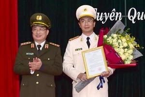 Thượng tướng Nguyễn Văn Thành trao quyết định và tặng hoa chúc mừng Đại tá Phạm Kim Đĩnh được bổ nhiệm làm Giám đốc Công an Tuyên Quang.