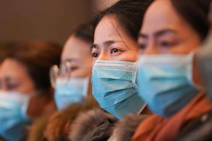 Các nhân viên y tế từ Thượng Hải tham dự tập huấn tại Vũ Hán. Ảnh: Xinhua.