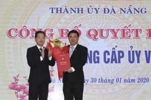 Phó Bí thư Thành uỷ Nguyễn Văn Quảng (bên trái) trao quyết định bổ nhiệm ông Lương Nguyễn Minh Triết giữ chức Bí thư Quận uỷ Hải Châu.