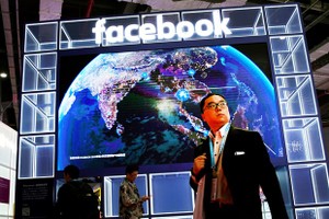 Facebook mạnh tay xóa tin giả mạo về virus corona. (Ảnh: Reuters).