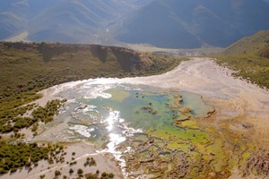 Những hồ nước vôi hóa trên núi cao 4.000 m