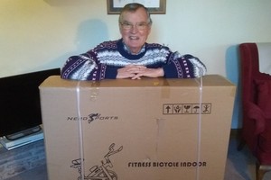 Ông Tony Harding chụp ảnh cùng món hàng "bất đắc dĩ" mình nhận được.