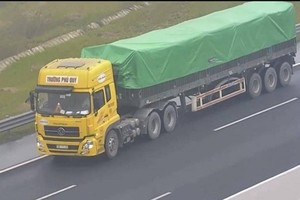 Tài xế điều khiển chiếc xe tải lùi trên đường cao tốc Hà Nội - Hải Phòng. 
Ảnh cắt từ camera.
