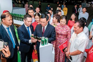 Phó Thủ tướng Chính Phủ Vương Đình Huệ tham quan gian hàng của Habeco tại Hội nghị tổng kết 10 năm thực hiện Cuộc vận động “Người Việt Nam ưu tiên dùng hàng Việt Nam” ngành công thương.