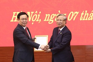 Thường trực Ban Bí thư Trần Quốc Vượng trao Quyết định của Bộ Chính trị phân công Phó Thủ tướng Vương Đình Huệ làm Bí thư Thành ủy Hà Nội nhiệm kỳ 2015-2020.